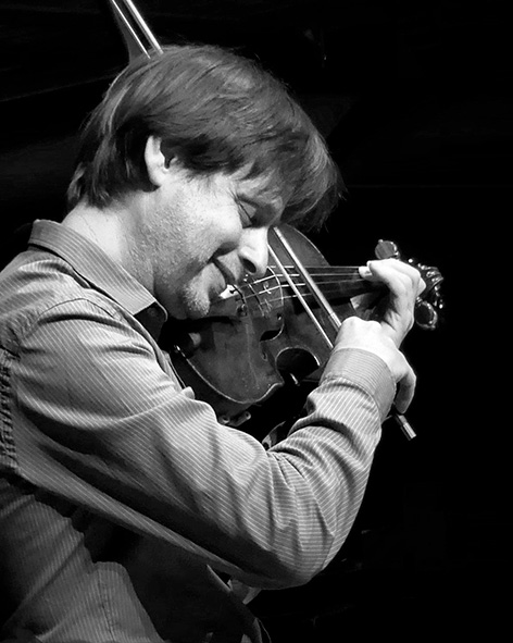 Der Geiger Roi Shiloah, fotografiert von Ephraim Golan