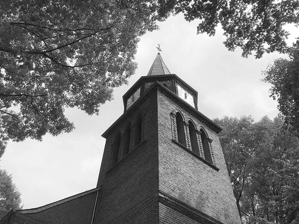 Die Fassade des Martinstift in Moers mit dem Springbrunnen im Vordergrund