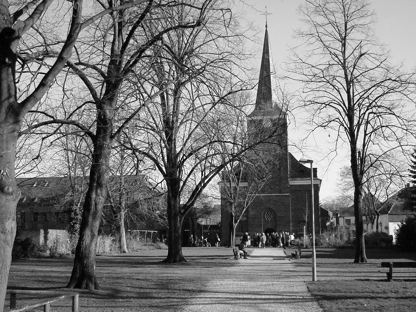 Die evangelische Dorfkirche Vluyn auf einem schwarz-weiß Foto